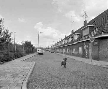 62839 Gezicht op de voorgevels van de panden Lijnweg 1-hoger te Utrecht met links de spoorlijn Utrecht-Amersfoort.